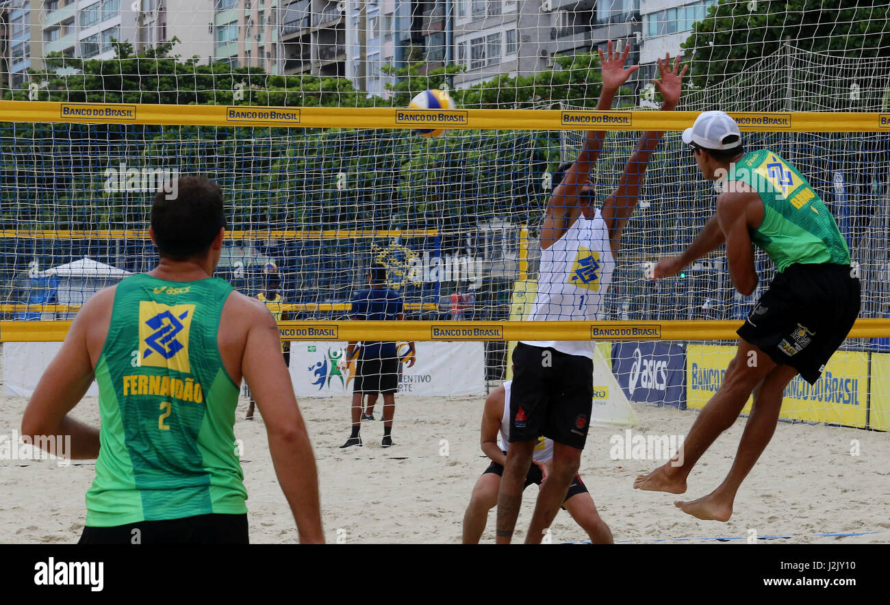 NITER'I, RJ - 28.04.2017: SUPERPRAIA 2017 - SUPERPRAIA: Niterói erhält das beste Doppel der Saison 2016/2017 im Foto Doppel Bruno und Fernandão x Eduardo und Arthur (Foto: Fabio Gonçalves/Fotoarena) Stockfoto