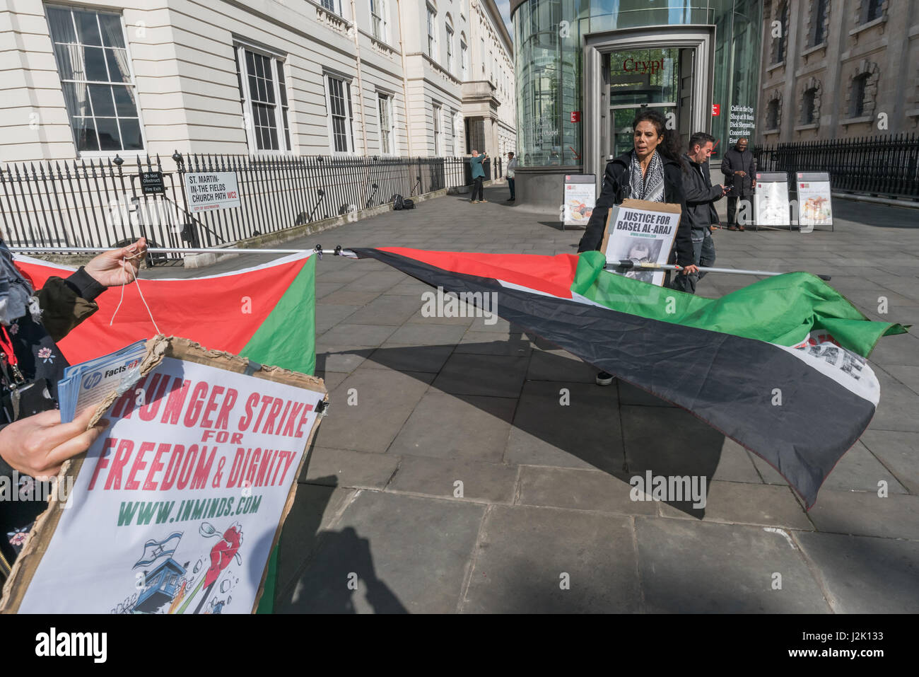 London, UK. 28. April 2017. London, UK. 28. April 2017. Palästinensische Fahnen bei der Mahnwache von Inminds menschlichen Rechten Gruppe am Rande des Trafalgar Square die Informationen gab und stand in Solidarität mit den größten Hungerstreik palästinensischer politischer Gefangener in 5 Jahren. Mehr als 1500 palästinensische Gefangene aus allen Fraktionen ging im Hungerstreik am 17. April 2017 und mehr haben seit trotz brutalen Angriffe durch Wärter und Zwangsernährung. Sie fordern grundlegende Menschenrechte und wollen alle Gefangenen zu Familienbesuchen, die Verwendung von Mobiltelefonen, Familie, Gesundheit Genuss zu kontaktieren dürfen Stockfoto