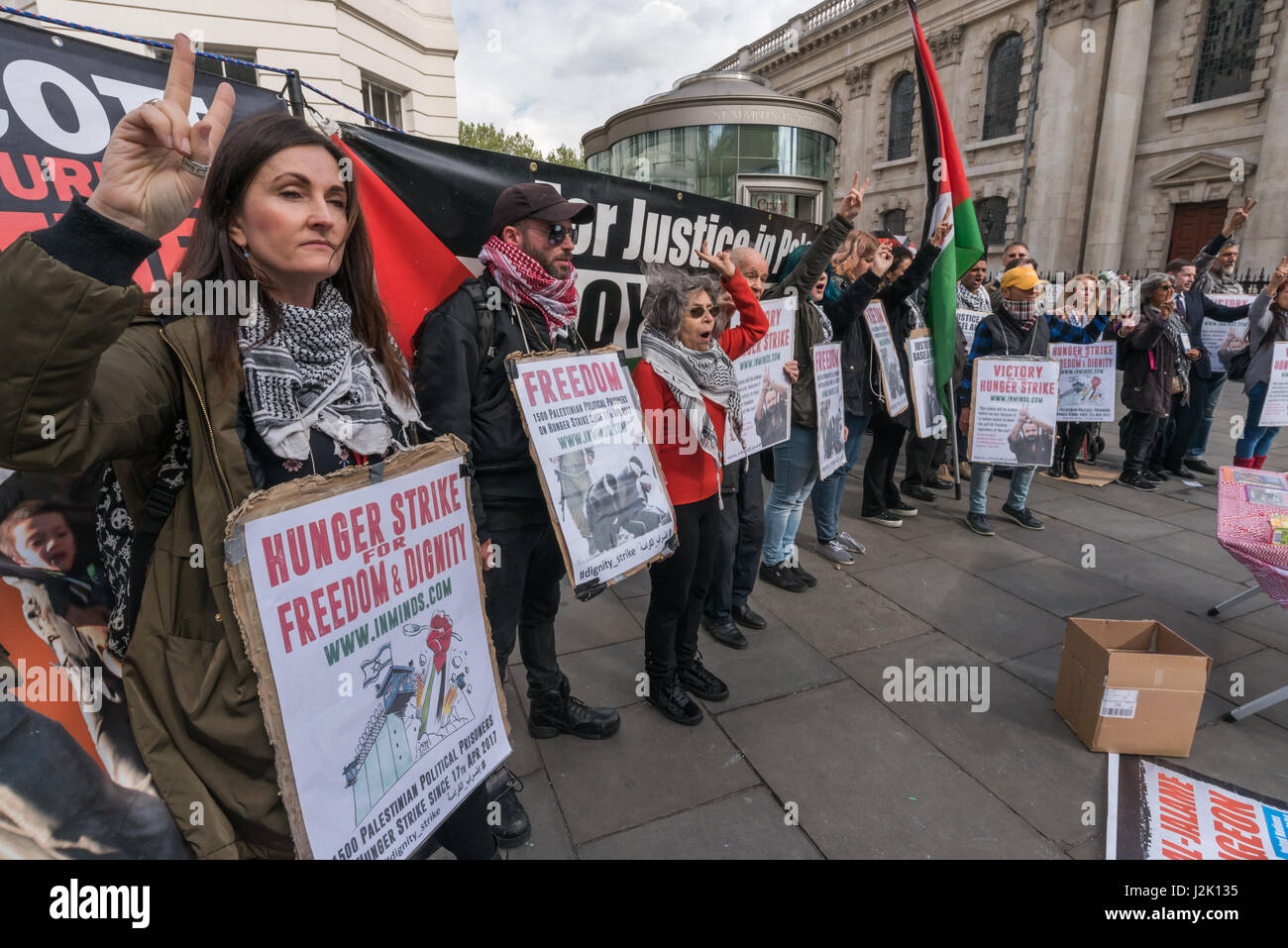 London, UK. 28. April 2017. London, UK. 28. April 2017. Eine Mahnwache durch Inminds menschliche Recht-Gruppe am Rande des Trafalgar Square gaben Informationen und stand in Solidarität mit den größten Hungerstreik palästinensischer politischer Gefangener in 5 Jahren. Mehr als 1500 palästinensische Gefangene aus allen Fraktionen ging im Hungerstreik am 17. April 2017 und mehr haben seit trotz brutalen Angriffe durch Wärter und Zwangsernährung. Sie fordern grundlegende Menschenrechte und wollen alle Gefangenen zu Familienbesuchen, die Verwendung von Mobiltelefonen, Familie, Gesundheit Behandlung ohne Gebühren, Humanit kontaktieren dürfen Stockfoto