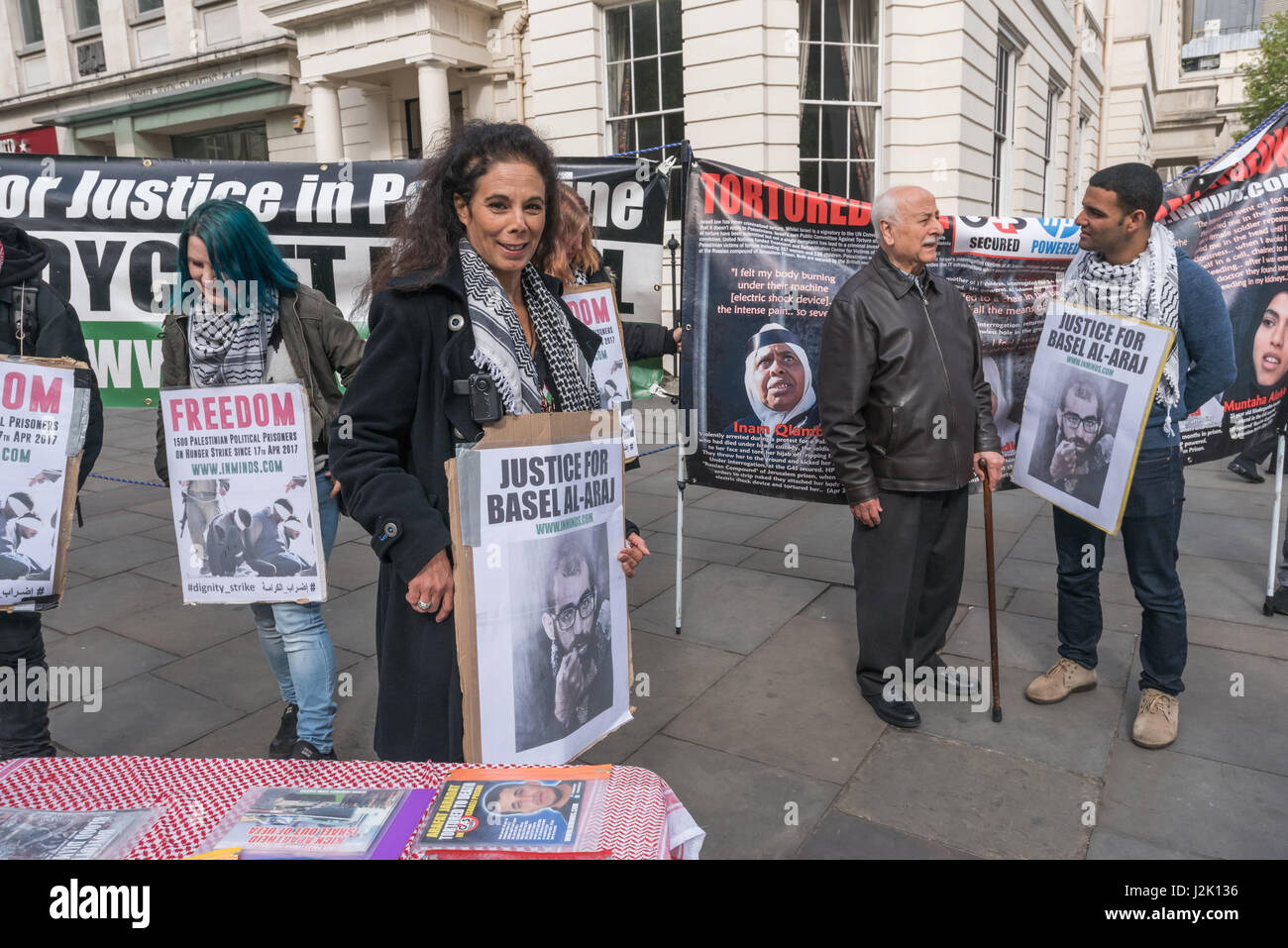 London, UK. 28. April 2017. London, UK. 28. April 2017. Eine Mahnwache durch Inminds menschliche Recht-Gruppe am Rande des Trafalgar Square gaben Informationen und stand in Solidarität mit den größten Hungerstreik palästinensischer politischer Gefangener in 5 Jahren. Mehr als 1500 palästinensische Gefangene aus allen Fraktionen ging im Hungerstreik am 17. April 2017 und mehr haben seit trotz brutalen Angriffe durch Wärter und Zwangsernährung. Sie fordern grundlegende Menschenrechte und wollen alle Gefangenen zu Familienbesuchen, die Verwendung von Mobiltelefonen, Familie, Gesundheit Behandlung ohne Gebühren, Humanit kontaktieren dürfen Stockfoto