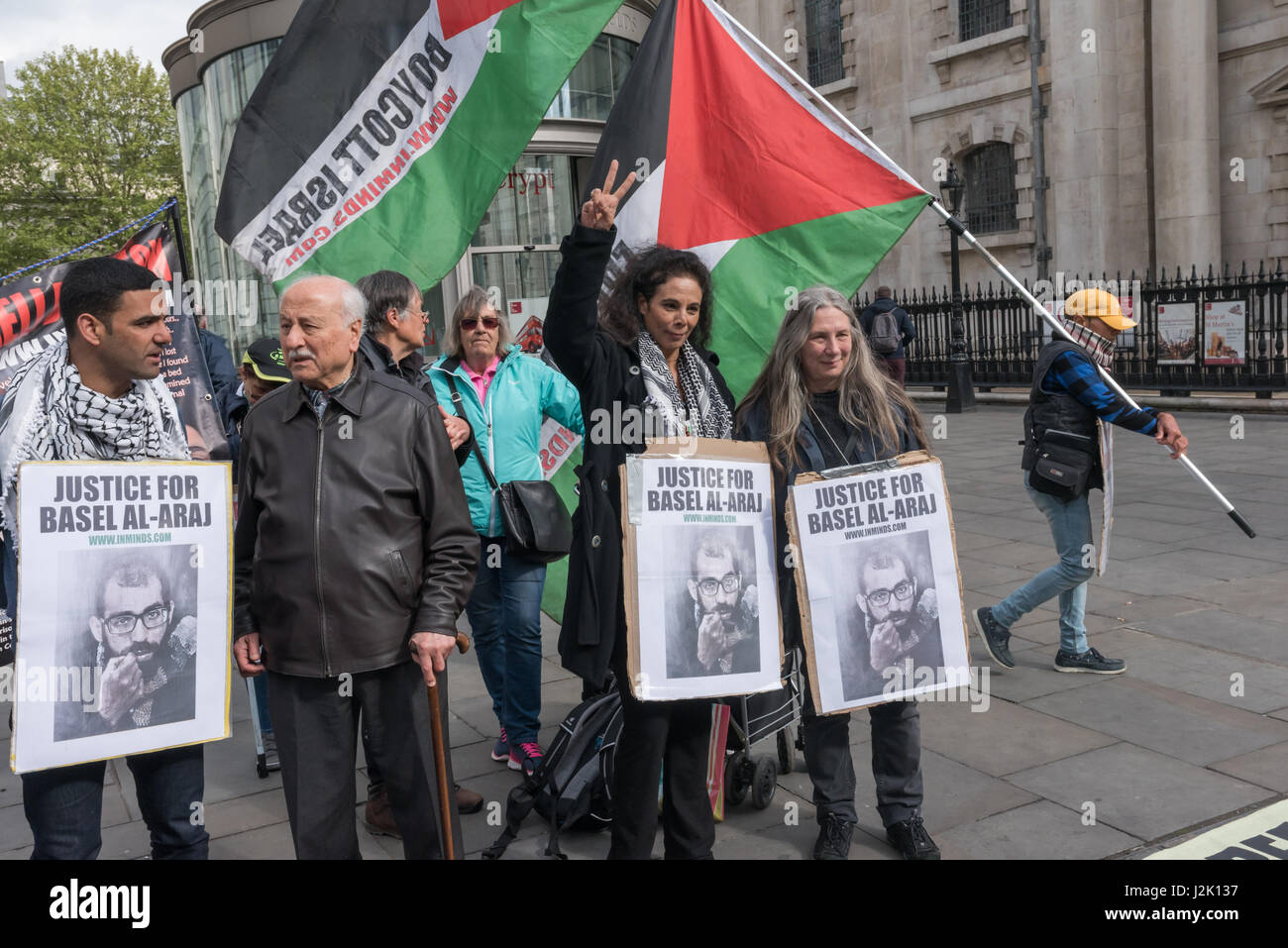London, UK. 28. April 2017. London, UK. 28. April 2017. Eine Mahnwache durch Inminds menschliche Recht-Gruppe am Rande des Trafalgar Square gaben Informationen und stand in Solidarität mit den größten Hungerstreik palästinensischer politischer Gefangener in 5 Jahren. Mehr als 1500 palästinensische Gefangene aus allen Fraktionen ging im Hungerstreik am 17. April 2017 und mehr haben seit trotz brutalen Angriffe durch Wärter und Zwangsernährung. Sie fordern grundlegende Menschenrechte und wollen alle Gefangenen zu Familienbesuchen, die Verwendung von Mobiltelefonen, Familie, Gesundheit Behandlung ohne Gebühren, Humanit kontaktieren dürfen Stockfoto