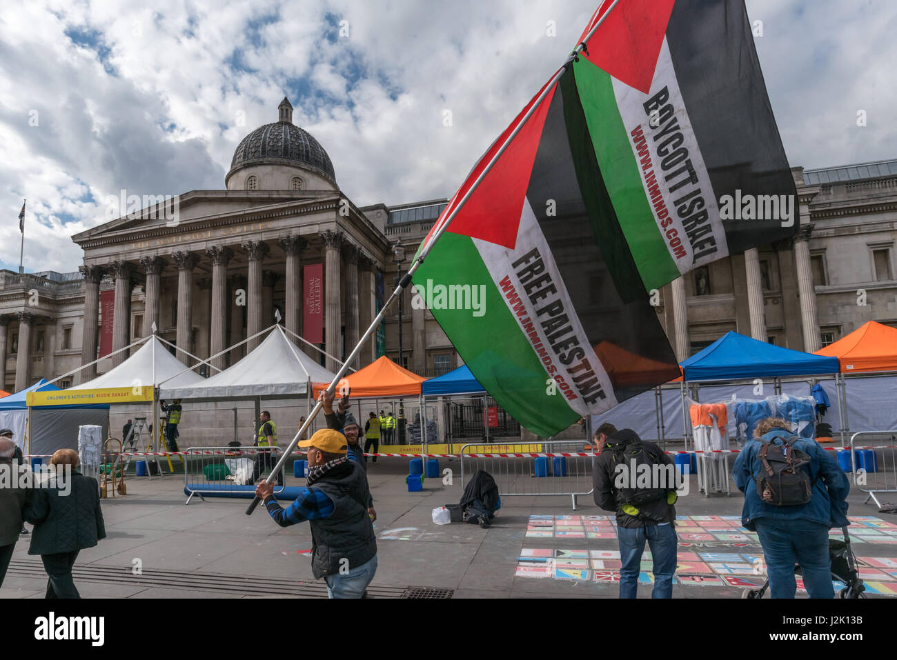 London, UK. 28. April 2017. London, UK. 28. April 2017. Ein Mann trägt zwei palästinensische Fahnen in Trafalgar Square an der Vigil von Inminds richtigen Gruppe von Menschen, Informationen und zeigen Solidarität mit den größten Hungerstreik palästinensischer politischer Gefangener in 5 Jahren gab. Mehr als 1500 palästinensische Gefangene aus allen Fraktionen ging im Hungerstreik am 17. April 2017 und mehr haben seit trotz brutalen Angriffe durch Wärter und Zwangsernährung. Sie fordern grundlegende Menschenrechte und wollen alle Gefangenen zu Familienbesuchen, die Verwendung von Mobiltelefonen, Familie, richtige Gesundheit Trea kontaktieren dürfen Stockfoto