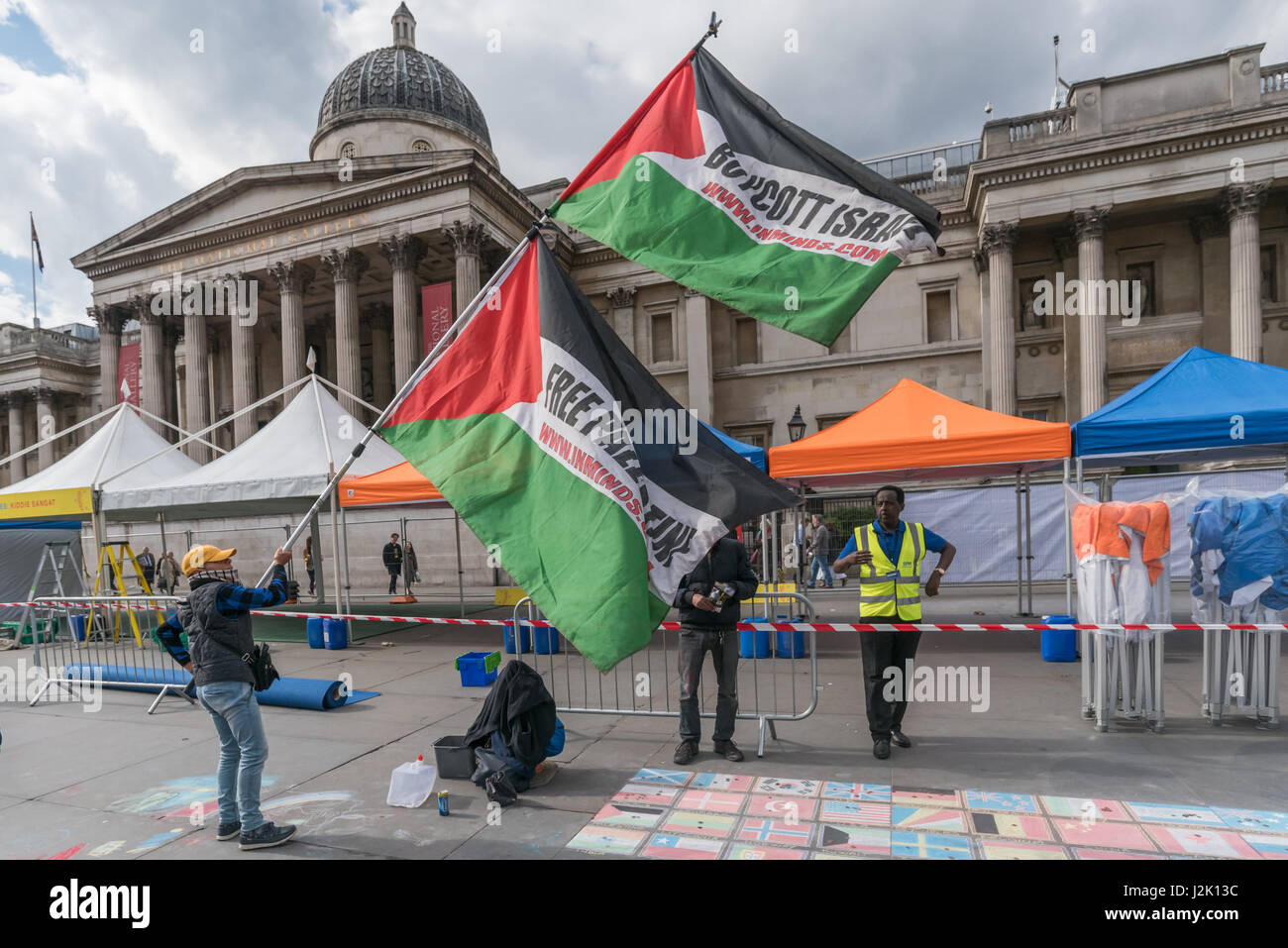 London, UK. 28. April 2017. London, UK. 28. April 2017. Ein Mann trägt zwei palästinensische Fahnen in Trafalgar Square an der Vigil von Inminds richtigen Gruppe von Menschen, Informationen und zeigen Solidarität mit den größten Hungerstreik palästinensischer politischer Gefangener in 5 Jahren gab. Mehr als 1500 palästinensische Gefangene aus allen Fraktionen ging im Hungerstreik am 17. April 2017 und mehr haben seit trotz brutalen Angriffe durch Wärter und Zwangsernährung. Sie fordern grundlegende Menschenrechte und wollen alle Gefangenen zu Familienbesuchen, die Verwendung von Mobiltelefonen, Familie, richtige Gesundheit Trea kontaktieren dürfen Stockfoto