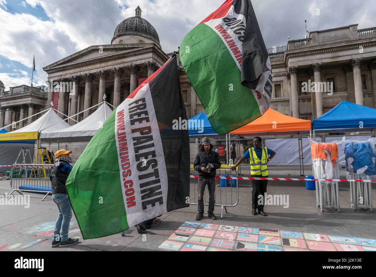 London, UK. 28. April 2017. London, UK. 28. April 2017. Ein Mann trägt zwei palästinensische Fahnen in Trafalgar Square an der Vigil von Inminds richtigen Gruppe von Menschen, Informationen und zeigen Solidarität mit den größten Hungerstreik palästinensischer politischer Gefangener in 5 Jahren gab. Mehr als 1500 palästinensische Gefangene aus allen Fraktionen ging im Hungerstreik am 17. April 2017 und mehr haben seit trotz brutalen Angriffe durch Wärter und Zwangsernährung. Sie fordern grundlegende Menschenrechte und wollen alle Gefangenen zu Familienbesuchen, die Verwendung von Mobiltelefonen, Familie, richtige Gesundheit Trea kontaktieren dürfen Stockfoto
