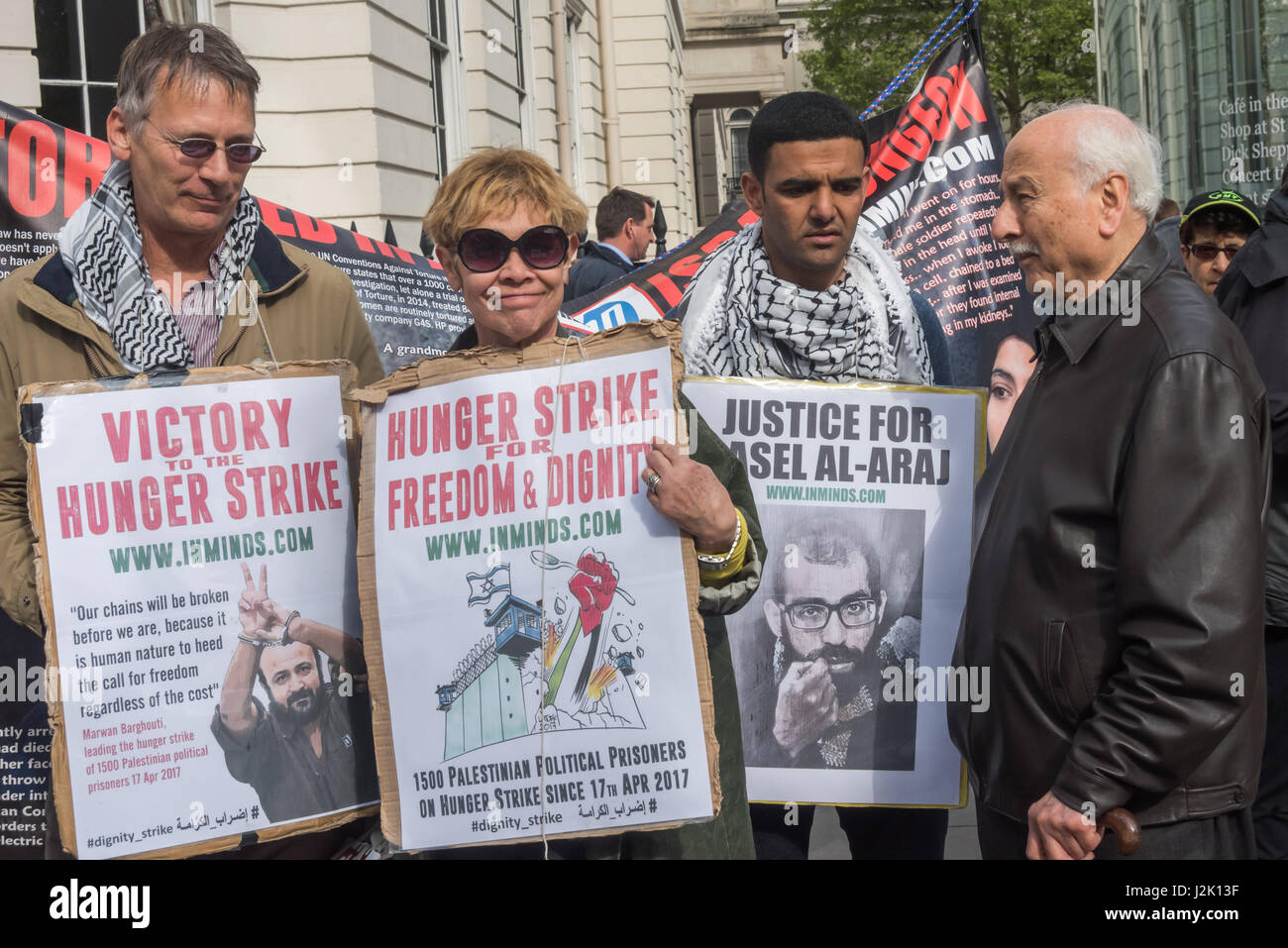 London, UK. 28. April 2017. London, UK. 28. April 2017. Poeple halten Plakate bei der Mahnwache von Inminds menschliche Recht-Gruppe am Rande des Trafalgar Square die Informationen gab und stand in Solidarität mit den größten Hungerstreik palästinensischer politischer Gefangener in 5 Jahren. Mehr als 1500 palästinensische Gefangene aus allen Fraktionen ging im Hungerstreik am 17. April 2017 und mehr haben seit trotz brutalen Angriffe durch Wärter und Zwangsernährung. Sie fordern grundlegende Menschenrechte und wollen alle Gefangenen zu Familienbesuchen, die Verwendung von Mobiltelefonen, Familie, richtige Gesundheit Tre kontaktieren dürfen Stockfoto