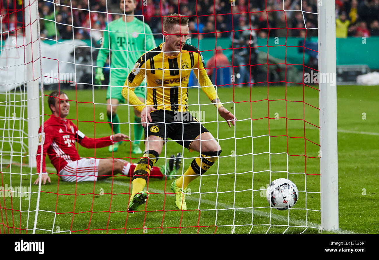 Marco REUS, BVB 11 Tore für 0-1, Philipp Lahm (FCB 21) sitzt am Boden FC BAYERN München - BORUSSIA DORTMUND 2-3 Fußball DFB-Pokal Halbfinale FCB, BVB Deutsch Soccer Cup, München, am 26. April 2017, Saison 2016/2017 © Peter Schatz / Alamy Live News Stockfoto