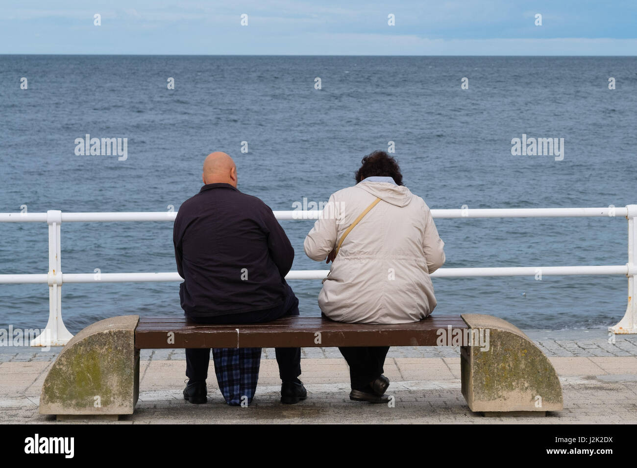 Aberystwyth Wales UK, Samstag, 29. April 2017 UK Wetter - Menschen genießen einen hellen sonnigen, aber windigen Morgen am Meer in Aberystwyth zu Beginn der Mayday Bank Holiday Wochenende Photo Credit: Keith Morris/Alamy Live-Nachrichten Stockfoto