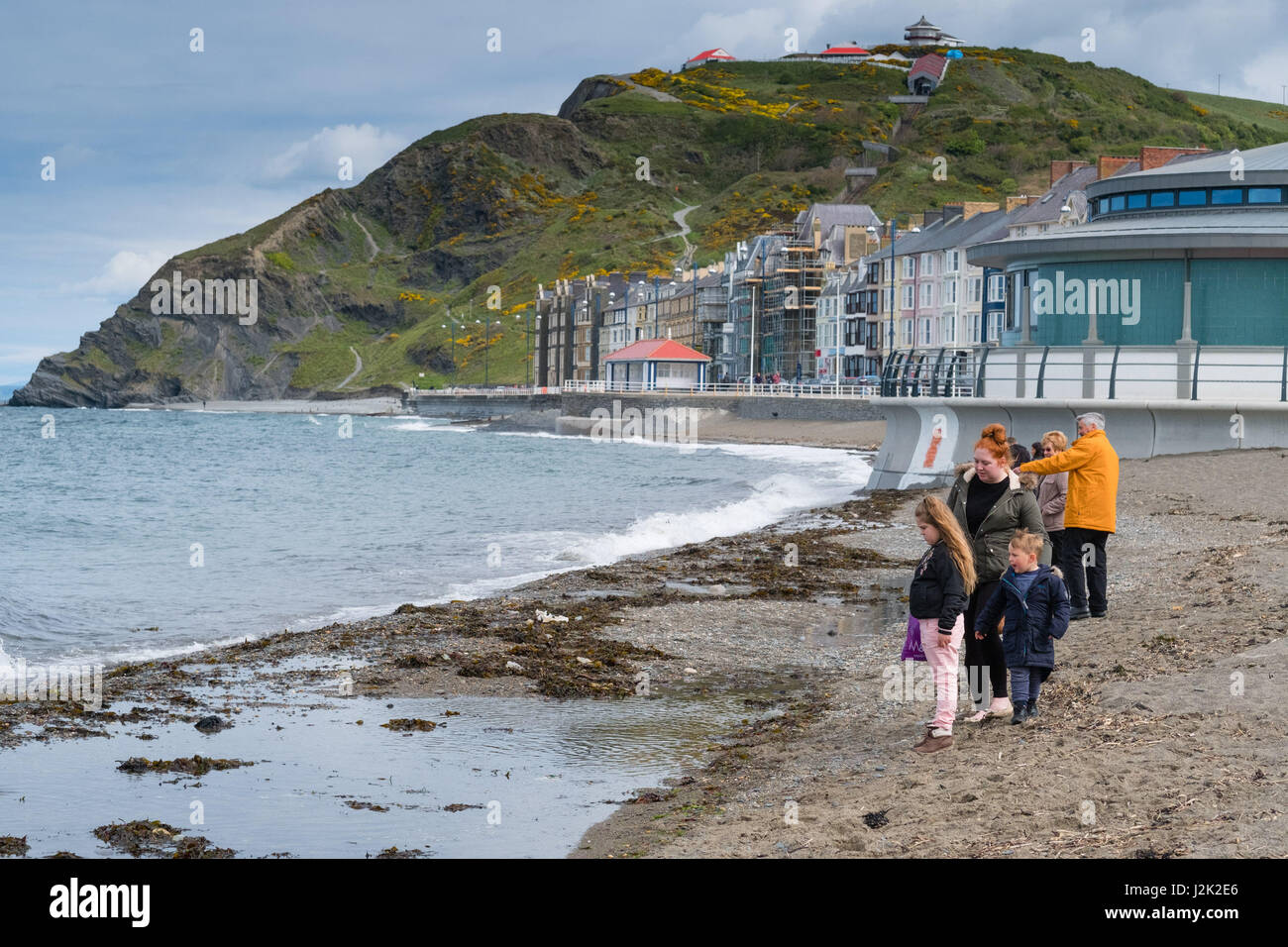 Aberystwyth Wales UK, Samstag, 29. April 2017 UK Wetter - Menschen genießen einen hellen sonnigen, aber windigen Morgen am Meer in Aberystwyth zu Beginn der Mayday Bank Holiday Wochenende Photo Credit: Keith Morris/Alamy Live-Nachrichten Stockfoto