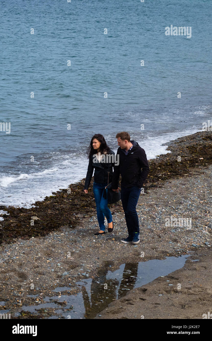 Aberystwyth Wales UK, Samstag, 29. April 2017 UK Wetter - Menschen genießen einen hellen sonnigen, aber windigen Morgen am Meer in Aberystwyth zu Beginn der Mayday Bank Holiday Wochenende Photo Credit: Keith Morris/Alamy Live-Nachrichten Stockfoto