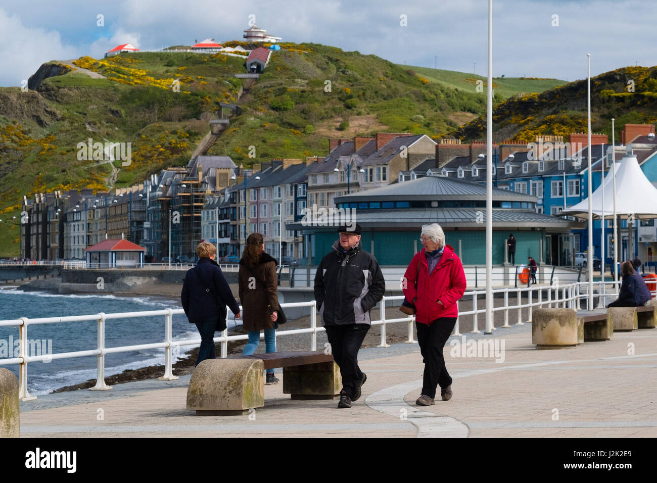 Aberystwyth Wales UK, Samstag, 29. April 2017 UK Wetter - Menschen genießen einen hellen sonnigen, aber windigen Morgen am Meer in Aberystwyth zu Beginn der Mayday Bank Holiday Wochenende Photo Credit: Keith Morris/Alamy Live-Nachrichten Stockfoto