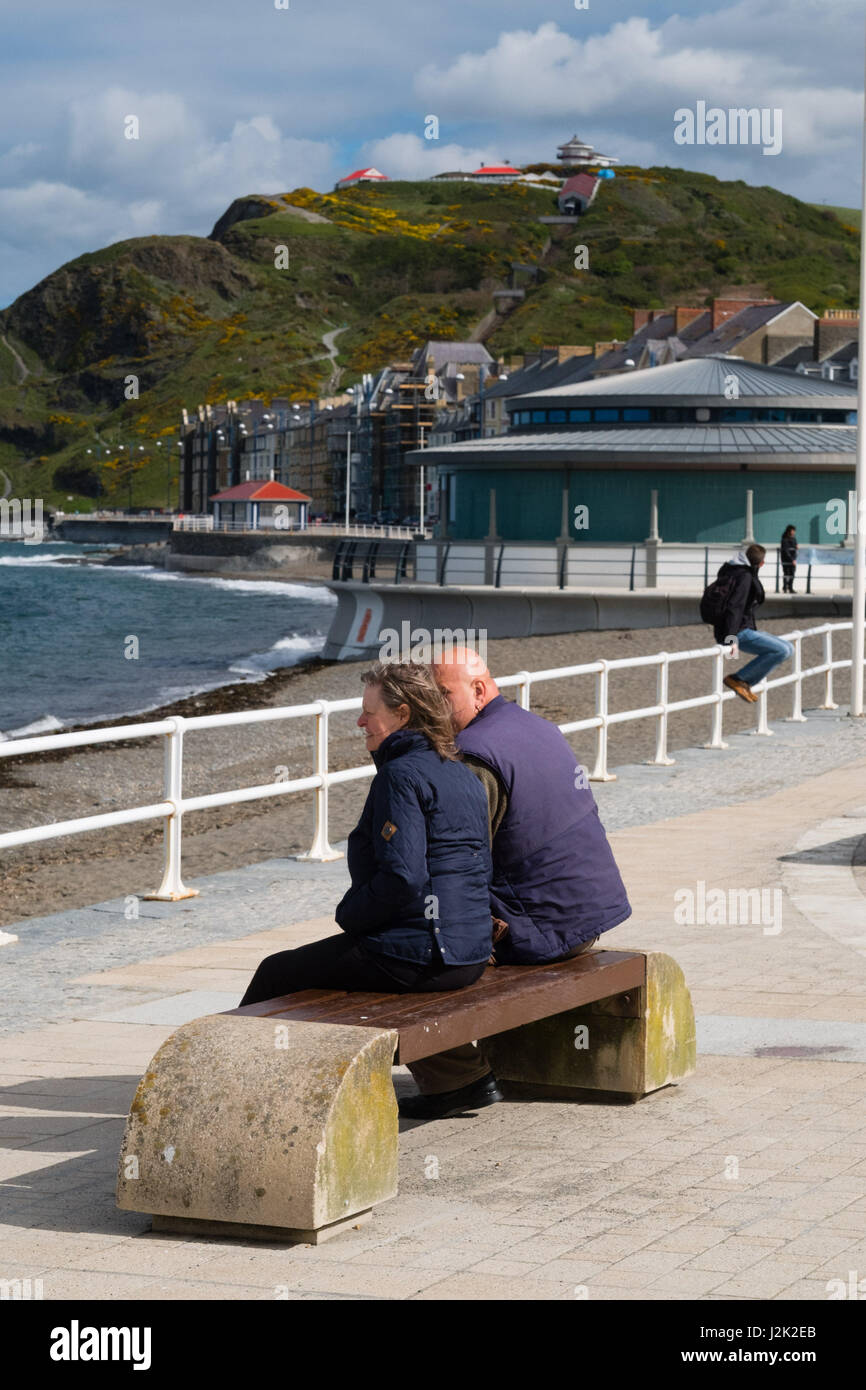 Aberystwyth Wales UK, Samstag, 29. April 2017 UK Wetter - Menschen genießen einen hellen sonnigen, aber windigen Morgen am Meer in Aberystwyth zu Beginn der Mayday Bank Holiday Wochenende Photo Credit: Keith Morris/Alamy Live-Nachrichten Stockfoto