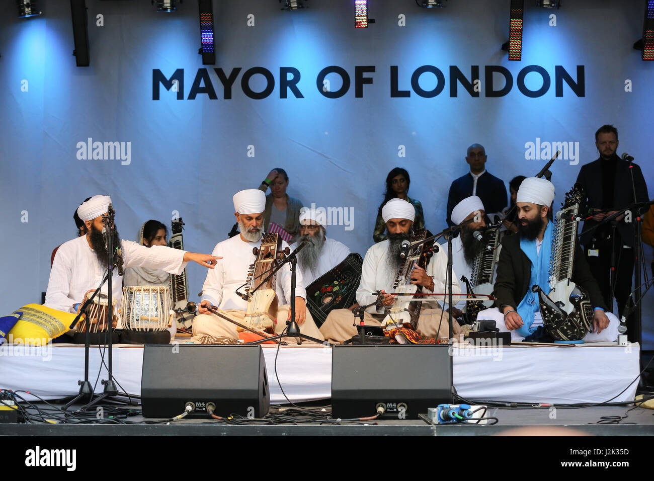Trafalgar Square London, UK. 29. April 2017. Trafalgar Square in London. UK 29. April 2017. Bühne-Performace von Kirtan - Gurmat Sangeet Akademie. Menschen besuchen das Vaisakhi Festival auf dem Trafalgar Square. Das Vaisakhi-Festival ist ein religiöses fest, das die Sikh-Neujahr markiert. Diesjährigen Feierlichkeiten fand am 14. April der Beginn des Sikhismus als einen kollektiven glauben erinnert und Londoner Feierlichkeiten sind eine Möglichkeit für Menschen aus allen Gemeinden, Glaubensrichtungen und Hintergründe, eine Festival zu erleben, die von Sikhs gefeiert wird, die in der Hauptstadt und über 20 Millionen Menschen in th Leben Stockfoto