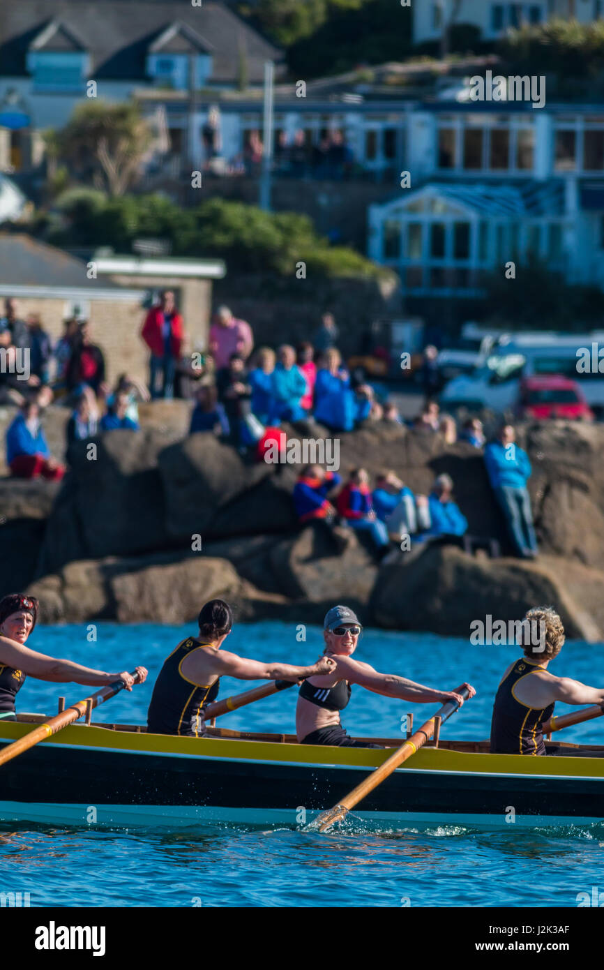 Isles of Scilly, UK. 28. April 2017. Gewinner Kensa während ihrer Rasse mit Zuschauern im Hintergrund. Bildnachweis: Ed Marshall/Alamy Live-Nachrichten Stockfoto