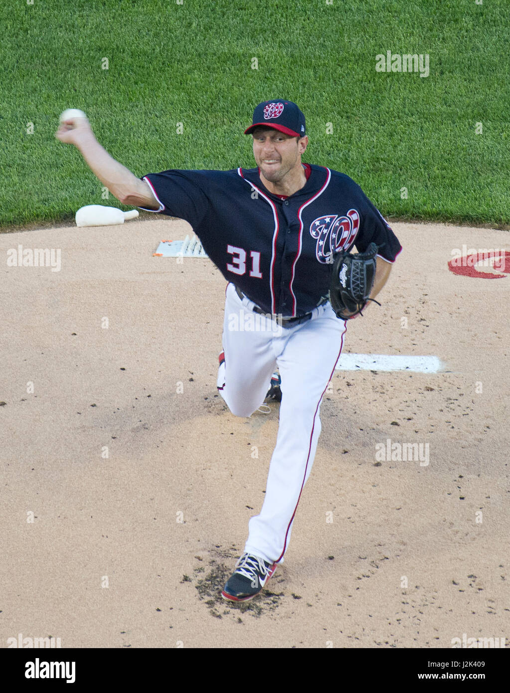 Washington Nationals ab Krug Max Scherzer (31) Stellplätze im ersten Inning gegen die New York Mets im Nationals Park in Washington, D.C. auf Freitag, 28. April 2017. Bildnachweis: Ron Sachs / CNP /MediaPunch Stockfoto