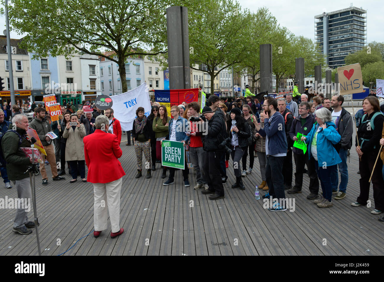 Bristol, UK. 29. April 2017. 1. große Demo von linken Aktivisten durchhalten Tories in der Stadt Bristol in Großbritannien. Organisiert von der Versammlung der Völker. Bildnachweis: Robert Timoney/Alamy Live-Nachrichten Stockfoto