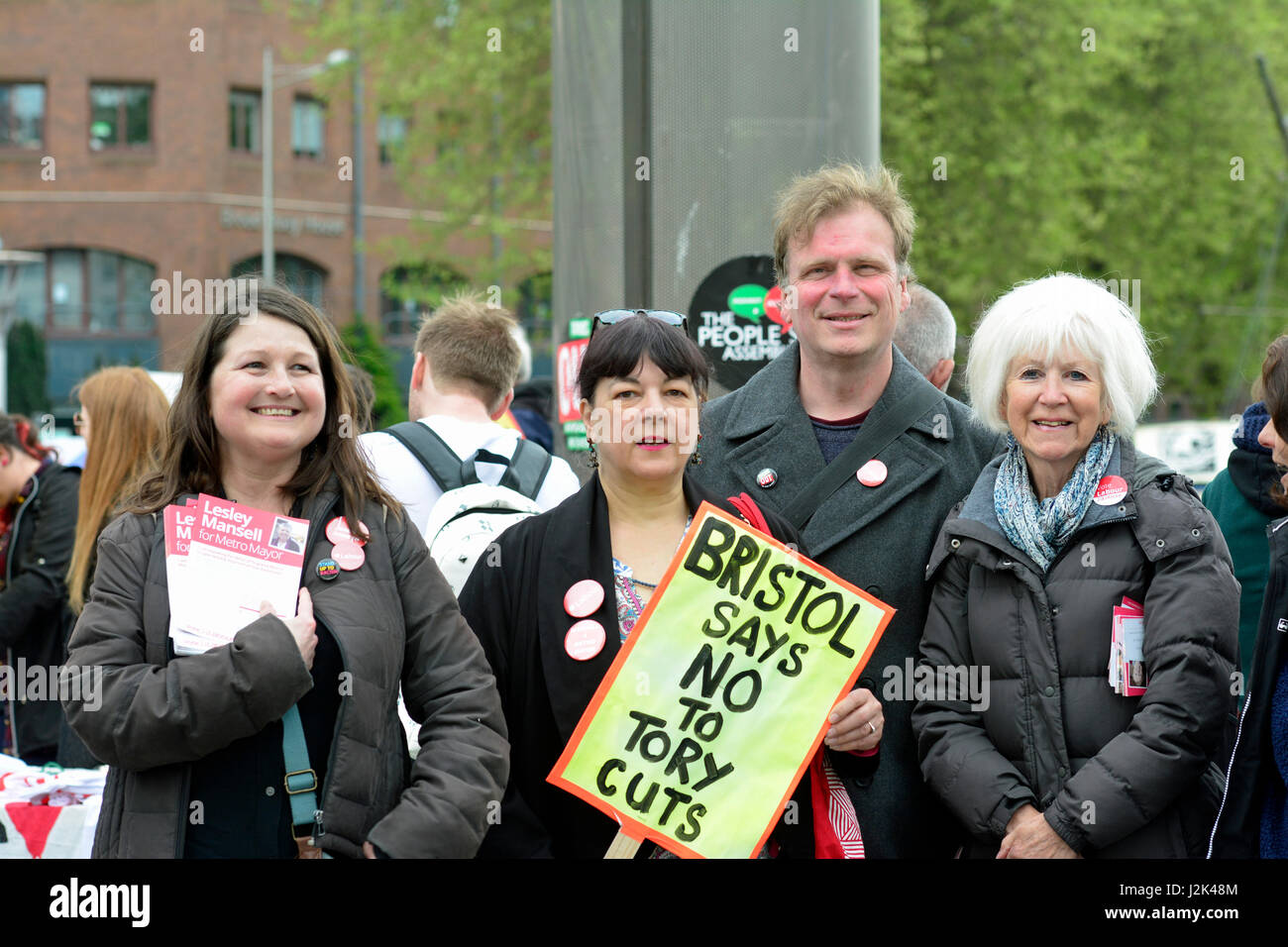 Bristol, UK. 29. April 2017. 1. große Demo von linken Aktivisten durchhalten Tories in der Stadt Bristol in Großbritannien. Organisiert von der Versammlung der Völker. Bildnachweis: Robert Timoney/Alamy Live-Nachrichten Stockfoto