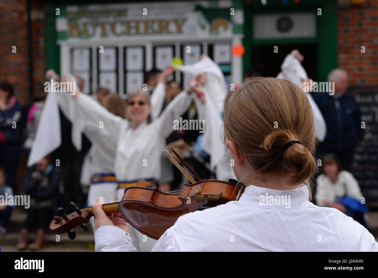 Wiltshire, Großbritannien, 29.. April 2017, Maifeiertag, Downton Cuckoo Fair. Eine Geige spielende Geige für Morris-Tänzer. Stockfoto