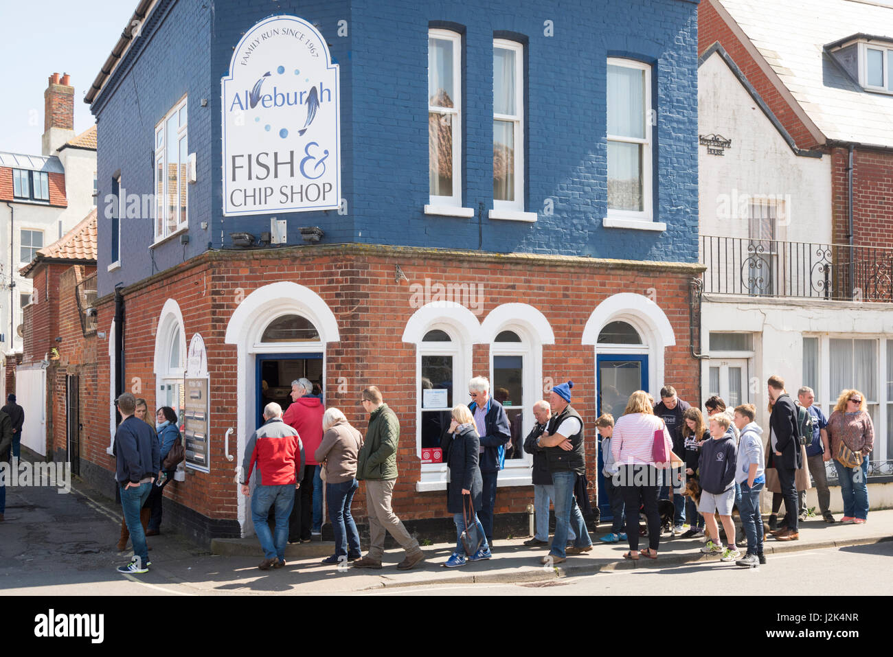 Aldeburgh Suffolk UK, 29. April 2017. Menschen in die Warteschlange für Fish And Chips außerhalb der berühmten Aldeburgh Fish and Chip Shop bei strahlendem Sonnenschein und Temperaturen von 13 Grad Celsius auf der Bank Holiday WeekendCredit Julian Eales/Alamy Live News Stockfoto