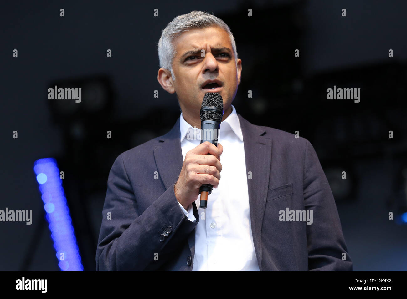 Trafalgar Square in London. UK 29 Arp 2017 - der Bürgermeister von London Sadiq Khan befasst sich mit die Masse. Hunderte von Menschen besuchen das Vaisakhi Festival auf dem Trafalgar Square. Das Vaisakhi-Festival ist ein religiöses fest, das die Sikh-Neujahr markiert. Diesjährigen Feierlichkeiten fand am 14. April der Beginn des Sikhismus als einen kollektiven glauben erinnert und Londoner Feierlichkeiten sind eine Möglichkeit für Menschen aus allen Gemeinden, Glaubensrichtungen und Hintergründe, eine Festival zu erleben, die von Sikhs, die Leben in der Hauptstadt und über 20 Millionen Menschen auf der ganzen Welt gefeiert wird. Stockfoto