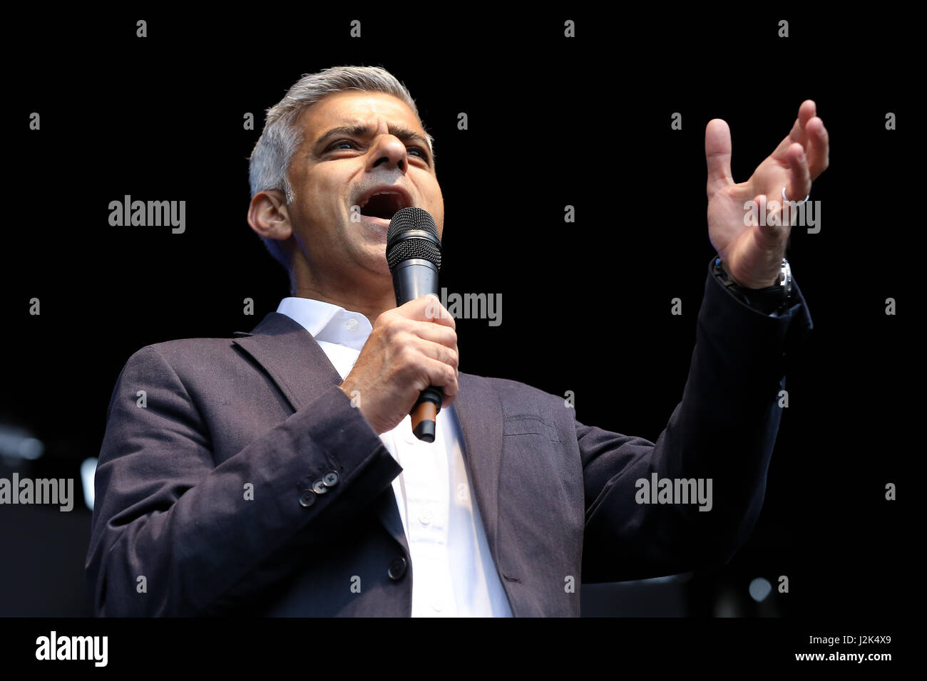 Trafalgar Square in London. UK 29 Arp 2017 - der Bürgermeister von London Sadiq Khan befasst sich mit die Masse. Hunderte von Menschen besuchen das Vaisakhi Festival auf dem Trafalgar Square. Das Vaisakhi-Festival ist ein religiöses fest, das die Sikh-Neujahr markiert. Diesjährigen Feierlichkeiten fand am 14. April der Beginn des Sikhismus als einen kollektiven glauben erinnert und Londoner Feierlichkeiten sind eine Möglichkeit für Menschen aus allen Gemeinden, Glaubensrichtungen und Hintergründe, eine Festival zu erleben, die von Sikhs, die Leben in der Hauptstadt und über 20 Millionen Menschen auf der ganzen Welt gefeiert wird. Stockfoto