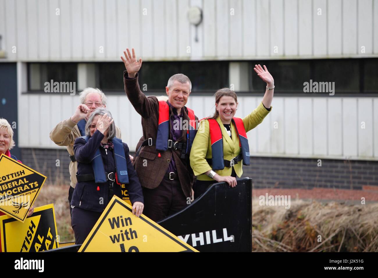 Kirkintilloch Schottland 29. April 2017. Schottische Lib Dem Führer Willie Rennie und East Dunbartonshire Parlamentskandidatin Jo Swinson nehmen zu Forth und Clyde Canal an Bord Maryhill Kugelfisch zu ihrer Kampagne in dieser Auflage zu starten, die sie suchen, wieder aus der SNP. Alan Oliver/Alamy Live-Nachrichten Stockfoto