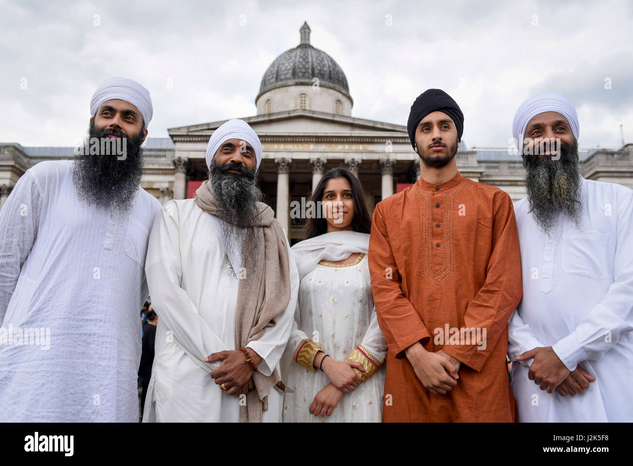 London, UK.  29. April 2017. Mitglieder der Gurmat Sangeet Akademie beitreten Besucher genießen die Sikh Festivals Vaisakhi statt auf dem Trafalgar Square und Gastgeber des Mayor of London.  Das Festival feiert den Beginn des Sikhismus, einen kollektiven glauben, der von mehr als 20 Millionen Menschen weltweit praktiziert wird.   Bildnachweis: Stephen Chung / Alamy Live News Stockfoto
