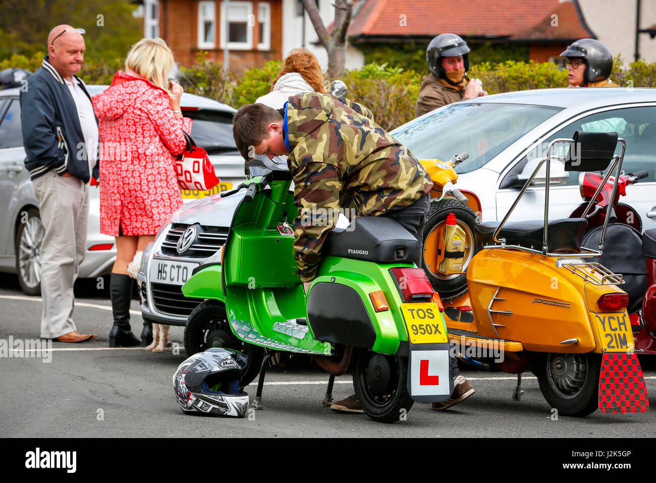 Troon, Ayrshire, Großbritannien. 29. April 2017. Die jährliche West Of Scotland Scooter Rally fand in Troon, mehrere hundert Lambrettas, Vespas und andere Fabrikate von Motorrollern, sowohl alte als auch neue, aus ganz Schottland Ayrshire und es angezogen. Wegen seiner Popularität der Veranstaltung findet jetzt an drei Tagen mit Attraktionen wie als live-Bands, spezialisierte Stände und Einzelhändler und Preise für verschiedene Wettbewerbe wie "das am besten gehütete Scooter" Credit: Findlay/Alamy Live News Bildnachweis: Findlay/Alamy Live News Stockfoto