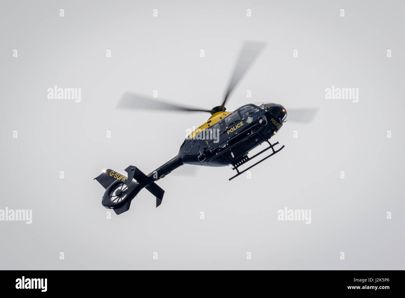 10:47 Samstag, 29. April, Polizei-Hubschrauber zu sehen Kreisen tief über die Dächer von Wellingborough, Northamptonshire Stockfoto