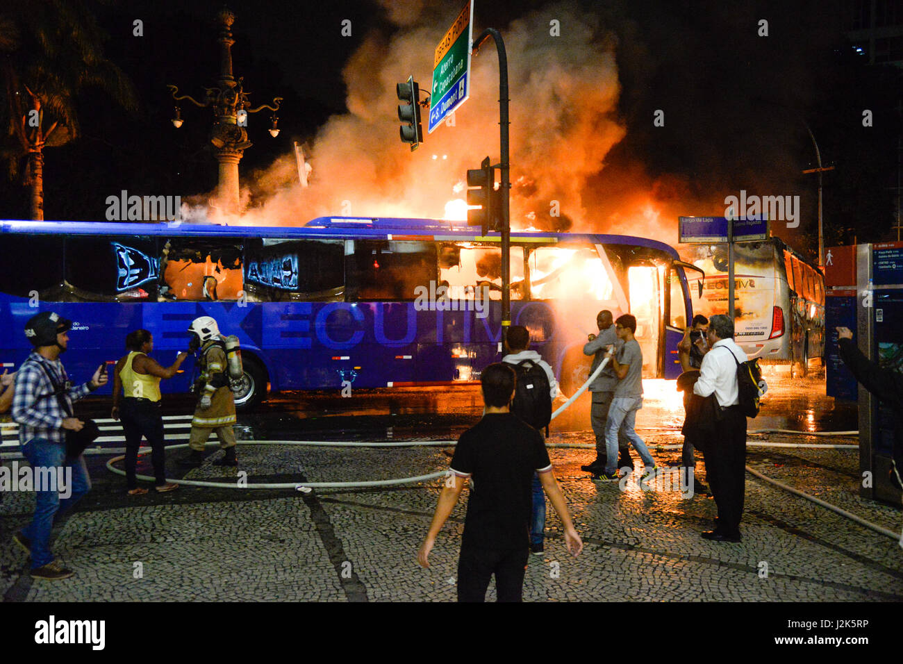 Rio De Janeiro, Brasilien. 28. April 2017. Demonstranten stießen mit der Uhr in der Innenstadt von Rio De Janeiro am Freitag, 28. Busse wurden auch an einem Generalstreik in Brand gesetzt. (FOTO: CLEVER FELIX/BRASILIEN PHOTO PRESS) Bildnachweis: Brasilien Foto Presse/Alamy Live-Nachrichten Stockfoto