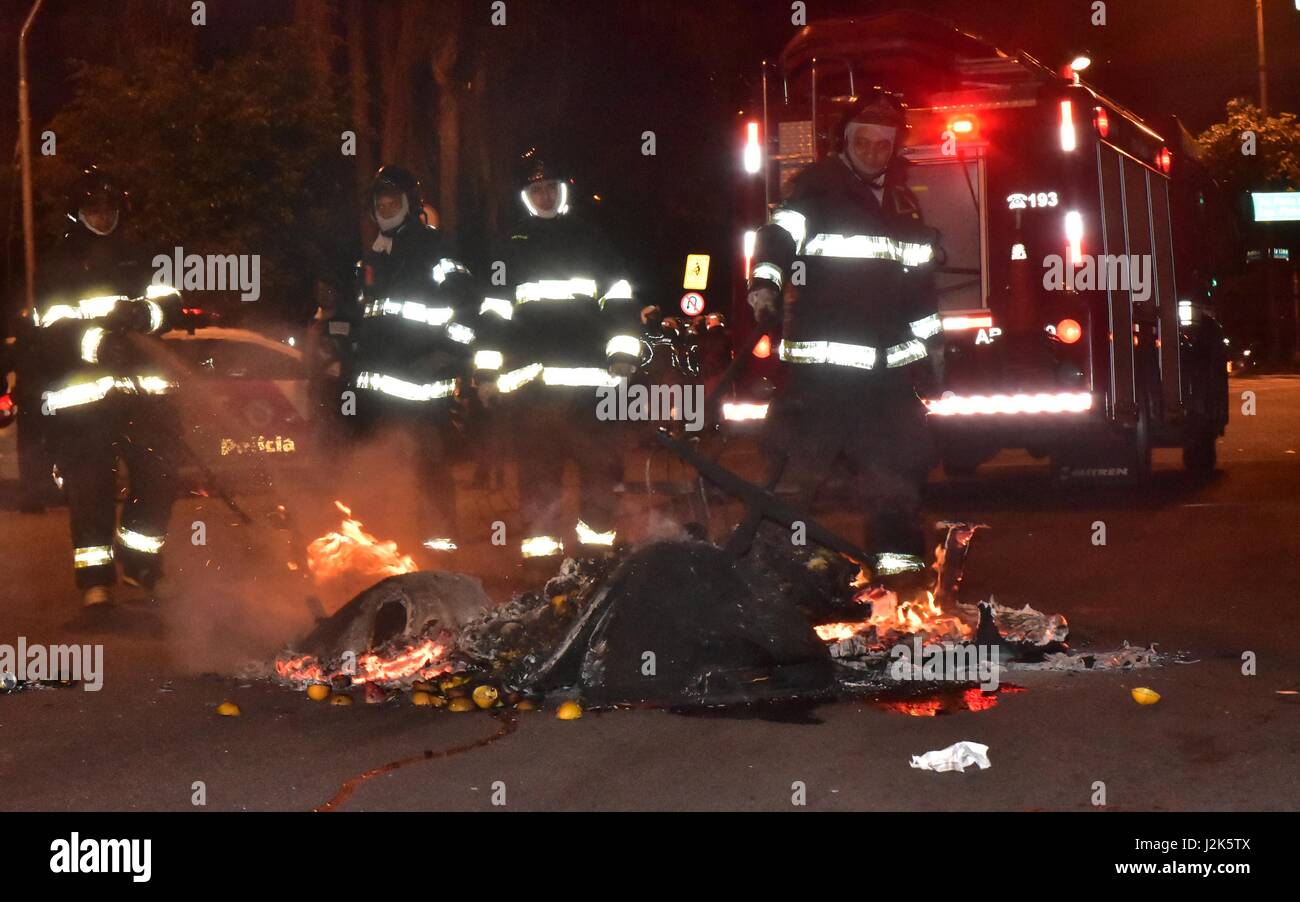 Sao Paulo, Brasilien. 28. April 2017. Aus Protest gegen die Temel-Regierung und der sozialen Sicherheit und Labor Reformen, Mitglieder der Black Block Bewegung zerstören mehrere kommerzielle Einrichtungen in der Nähe der Residenz von Präsident Michel Temer, befindet sich in West-Zone von São Paulo, in der Nacht vom Freitag, 28 (Foto: EDUARDO CARMIM/Brasilien PHOTO PRESS) Credit: Brasilien Foto Presse/Alamy Live News Stockfoto