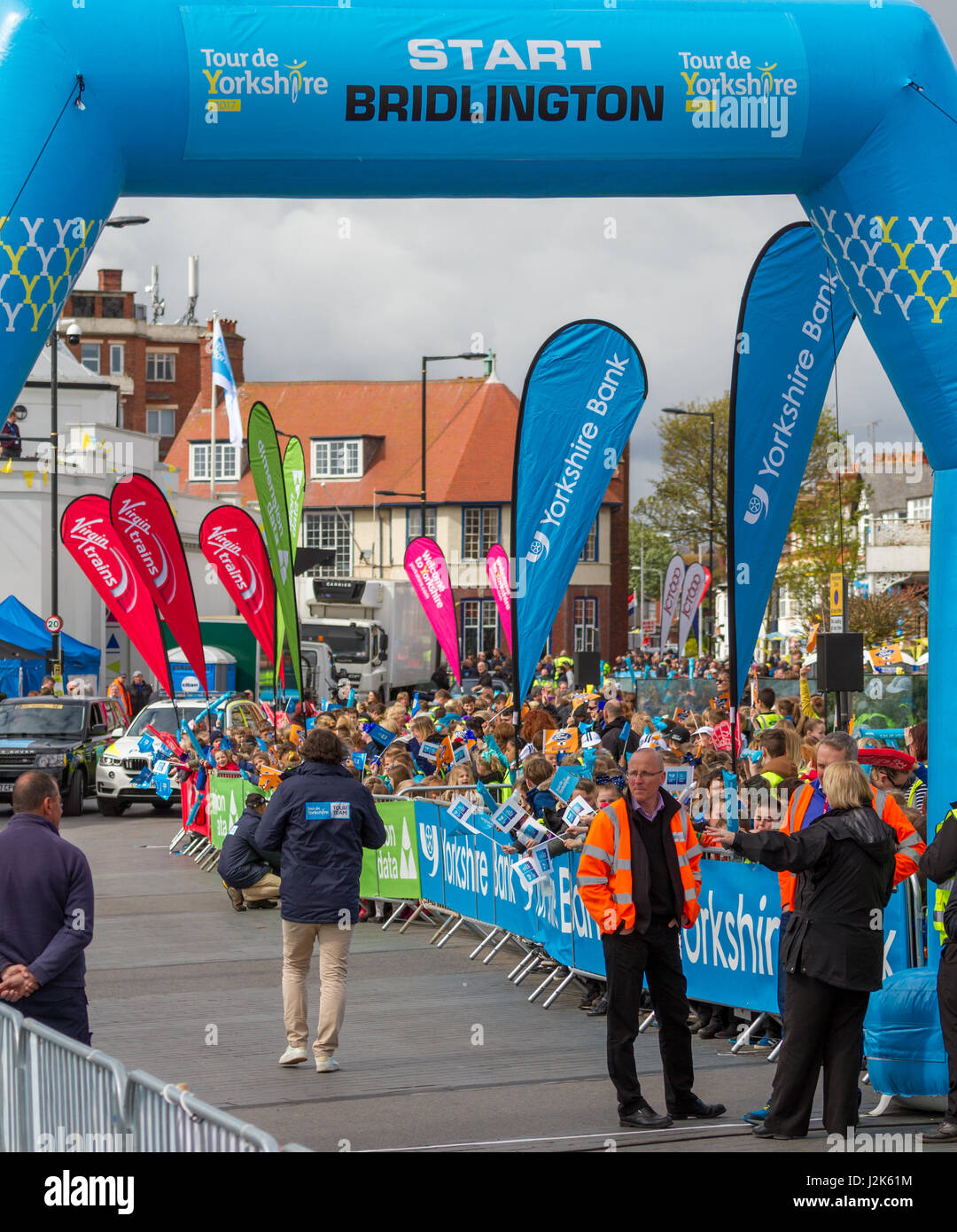 Bridlington, Yorkshire, Großbritannien. 28. April 2017. UK Sport: Bridlington, Yorkshire, Großbritannien. 28. April 2017.  Fans erweisen sich früh und in Scharen, um den Start der Tour de Yorkshire 2017 (Stufe 1 Bridlington nach Scarborough 173 km) in Bridlington, Yorkshire, Großbritannien. Rebecca Cole/Alamy Live-Nachrichten Stockfoto