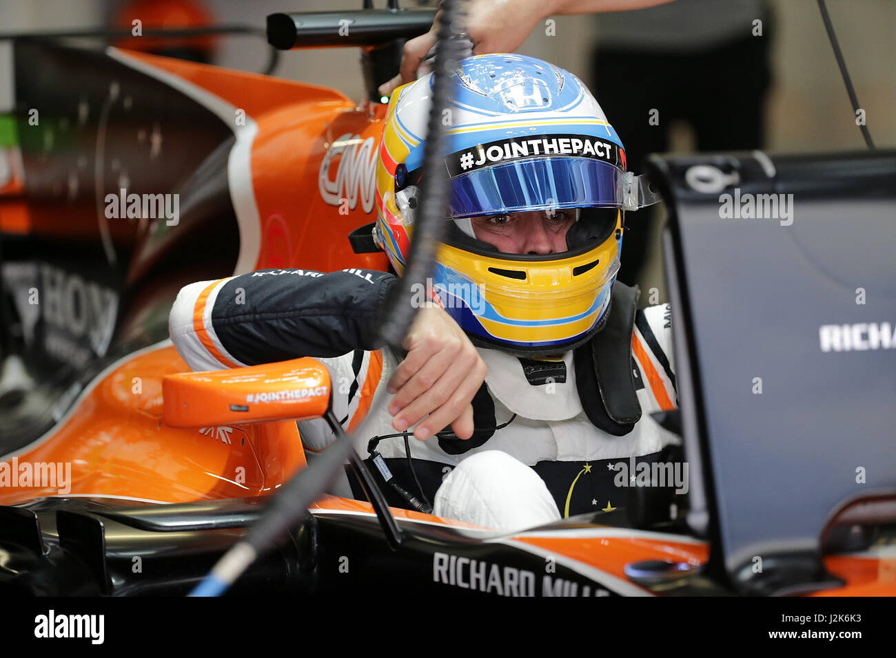 29.04.2017, Sochi Autodrom, Sotschi, VTB russischen GRAND PRIX Formel 1, 28.04. -30.04.2017 Fernando Alonso (SPA #14), McLaren-Honda Mit Einem Sticker ein seit Helm Zum Andenken eine Höhle, Auf Seiner Kartbahn Tödlich Verunglückten Gonzalo Basurto Movilla Foto: Cronos/Hasan Bratic Stockfoto