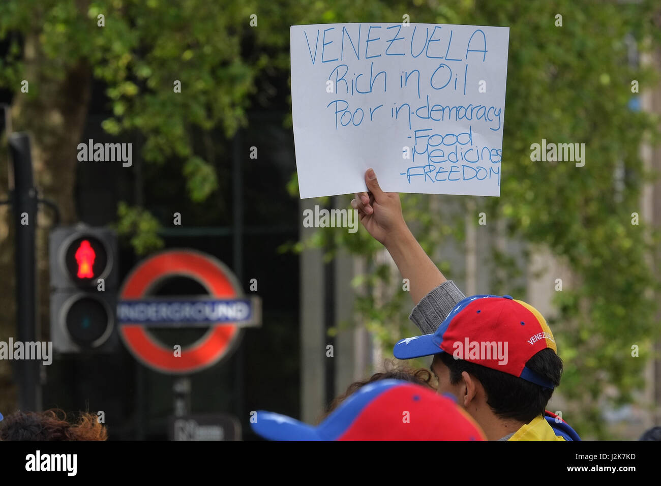 London, UK. 29. April 2017. Demonstranten vor der venezolanischen Botschaft in Kensington fordern ein Ende der Gewalt durch die Regierung von Präsident Nicolás Maduro, die sie beschuldigen, Verstöße gegen die Menschenrechte und das Land in eine Diktatur verwandeln. Kredit: Claire Doherty/Alamy Live News Stockfoto