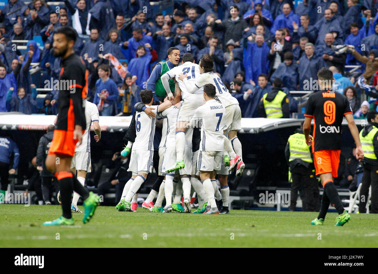 Madrid, Spanien. 29. April 2017. Real Madrid-Spieler feiern nach dem Tor ihre zweite während der La Liga-Spiel zwischen Real Madrid und Valencia CF im Estadio Santiago Bernabeu am 29. April 2017 in Madrid, Spanien. Bildnachweis: Gtres Información Más lokalen auf line,S.L./Alamy Live News Stockfoto