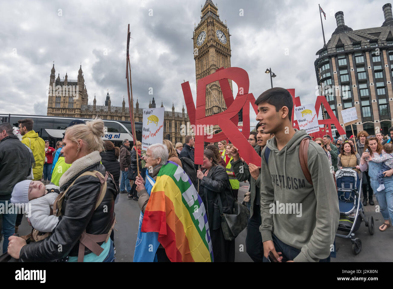 London, UK. 29. April 2017. Kampagne gegen den Klimawandel eine Kundgebung zur Solidarität mit den Menschen Climate March in den USA, und Theresa Mai nicht zu Trumpf auf dem Weg zur Klimakatastrophe folgen sagen und ging dann auf überfüllten Bürgersteigen zu Westminster Bridge mit riesigen Lettern buchstabieren "TRUMP & können KLIMAKATASTROPHE". Peter Marshall/Alamy Live-Nachrichten Stockfoto