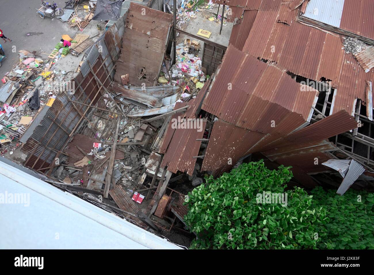 (170429)--GENERAL SANTOS CITY (Philippinen), 29. April 2017 (Xinhua)--ein eingestürzten Dach wird nach einem Erdbeben der Stärke 7,1 in General Santos City, Philippinen, 29. April 2017 gesehen. Eine Erdbeben der Stärke 7,1 am Samstagmorgen vor der Küste der Insel Mindanao im Süden der Philippinen getroffen, sagte der United States Geological Survey (USGS). (Xinhua/Stringer) Stockfoto