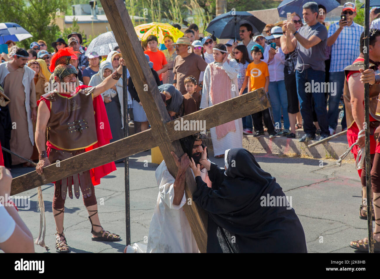 Tucson, Arizona - einer jährlichen Karfreitagsprozession spielt die Kreuzigung von Jesus. Die Prozession beginnt am Kapelle San Cosme und fährt mit der Zertifizierungsstelle Stockfoto