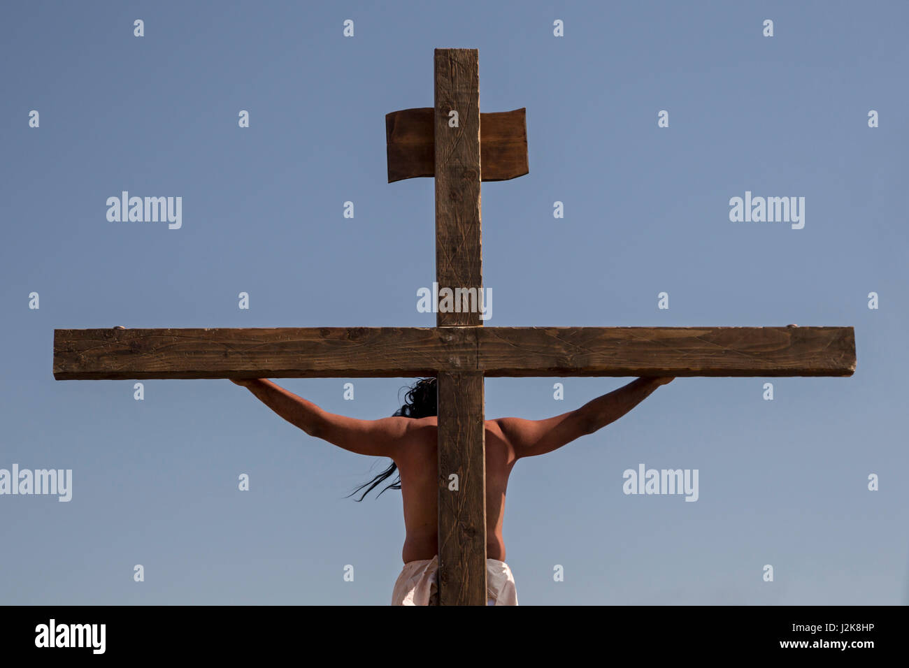 Tucson, Arizona - einer jährlichen Karfreitagsprozession spielt die Kreuzigung von Jesus. Die Prozession beginnt am Kapelle San Cosme und fährt mit der Zertifizierungsstelle Stockfoto