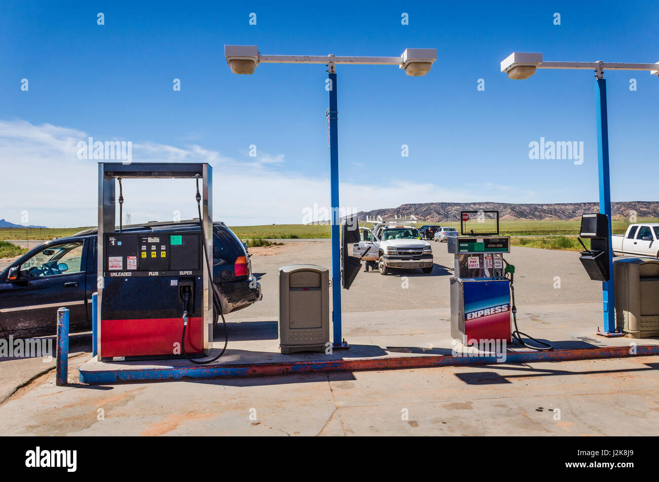 Roten Mesa, USA - 6. August 2015: Navajo rot Mesa Trading Post und eine Tankstelle mit Autos Stockfoto