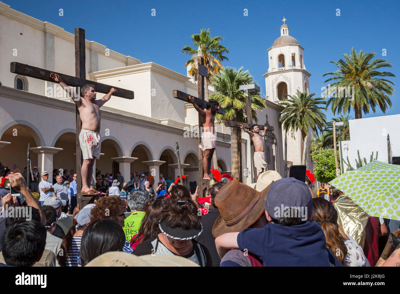 Tucson, Arizona - einer jährlichen Karfreitagsprozession spielt die Kreuzigung von Jesus. Die Prozession beginnt am Kapelle San Cosme und fährt mit der Zertifizierungsstelle Stockfoto