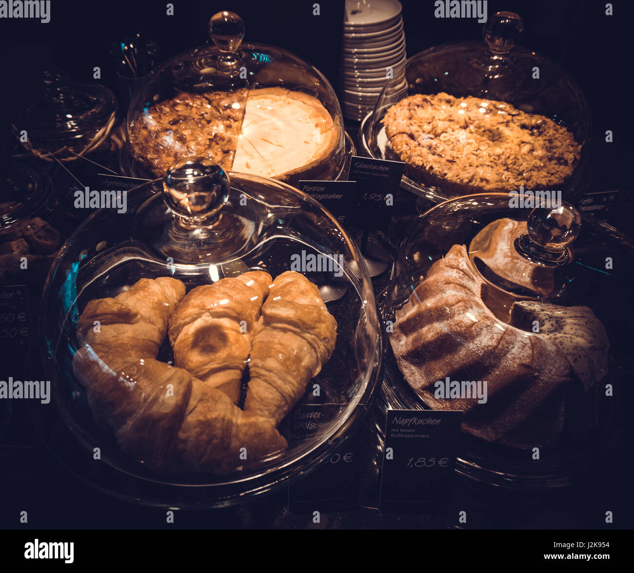Kuchen Unter Glocke Glas Auf Dem Display Backerei Glas Fall Voll Der Verschiedenen Stucke Kuchen Stockfotografie Alamy