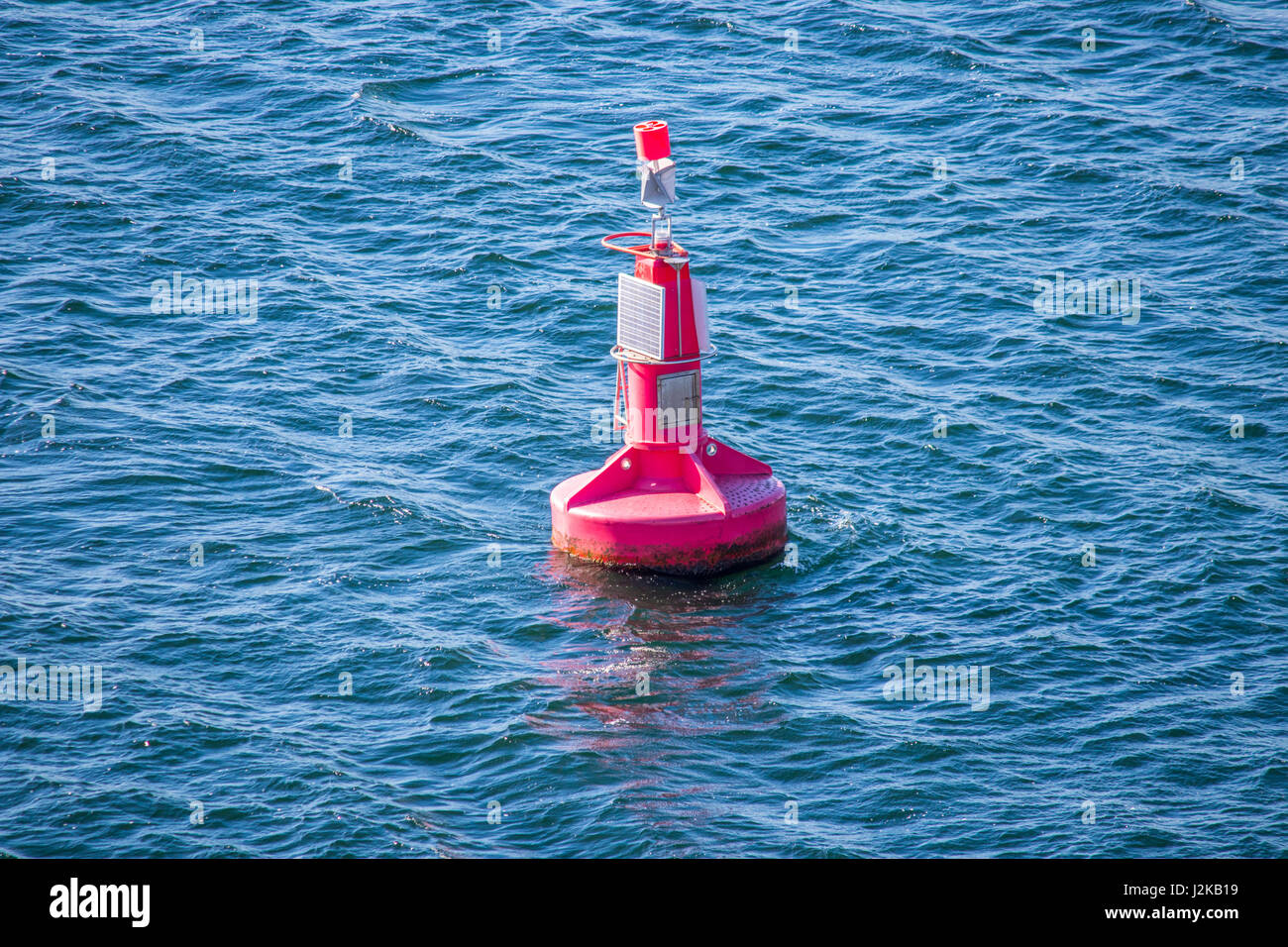 Eine rote Boje außerhalb von Kopenhagen, Dänemark. Stockfoto