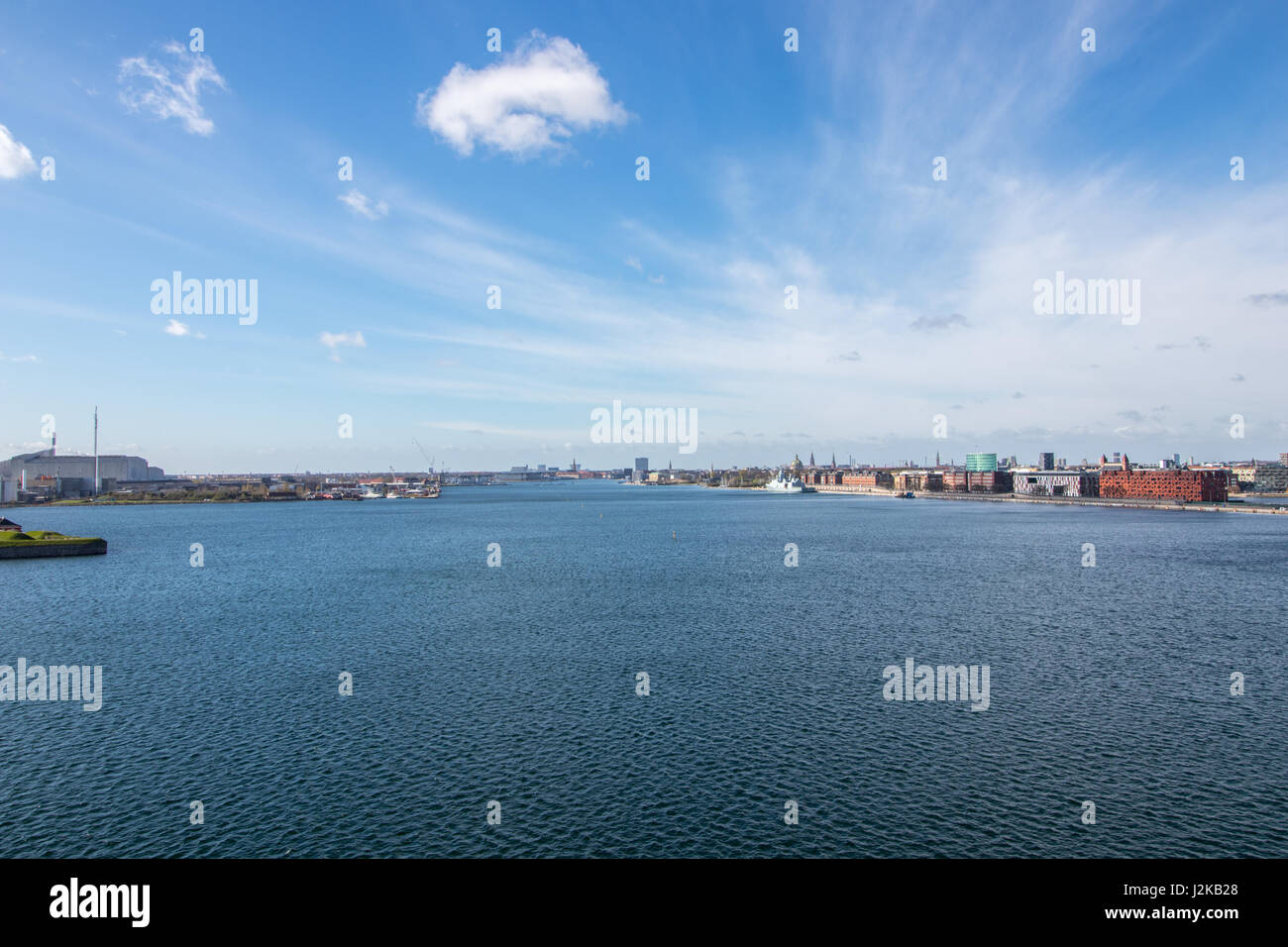 Kopenhagen, die Hauptstadt von Dänemark. Das Bild ist im nordöstlichen Teil der Stadt aufgenommen. Dies ist der Kanal zwischen der Insel Amager, auf der linken Seite, Stockfoto