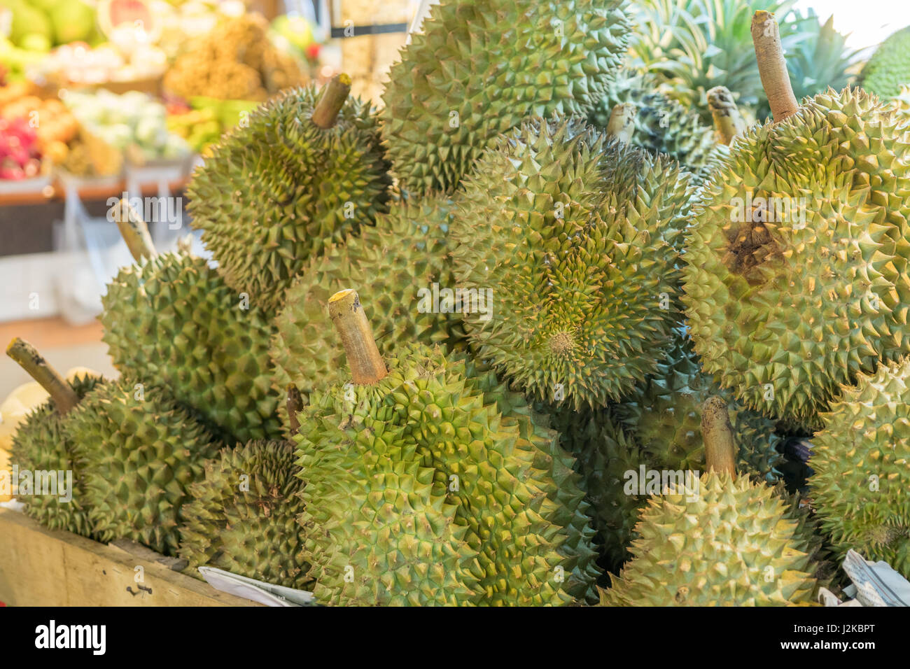 Durian Frucht auf dem Marktstand in Thailand Stockfotografie - Alamy