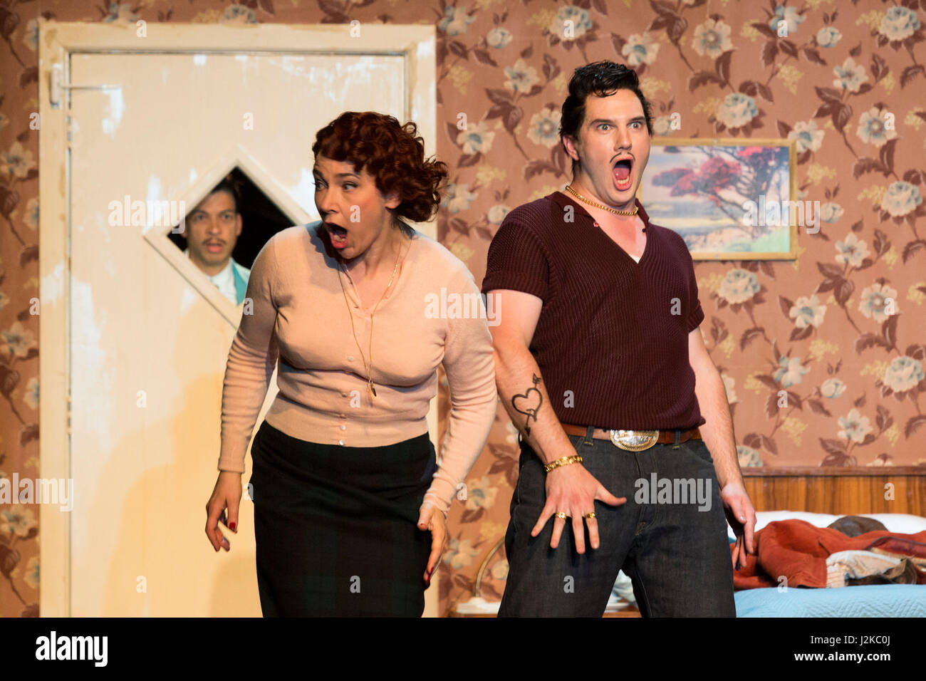 L-r: Roderick Williams wie Don Alfonso, Christine Reis als Dorabella und Marcus Farnsworth als Guglielmo. Generalprobe der Wolfgang Amadeus Mozart-Oper "Così Fan Tutte" im Londoner Coliseum. ENO Neuinszenierung von Mozarts schwarze Komödie in der Welt von einer 50er Jahre Coney Island Kirmes gesetzt. Mit Kate Valentine als Fiordiligi, Dorabella, Marcus Farnsworth als Guglielmo, Randall Bills als Ferrando, Mary Bevan als Despina und Roderick Williams als Don Alfonso Christine Reis. Unter der Regie von Phelim McDermott, Dirigent: Ryan Wigglesworth. Co-produziert von der English National Opera und der Metropolitan O Stockfoto