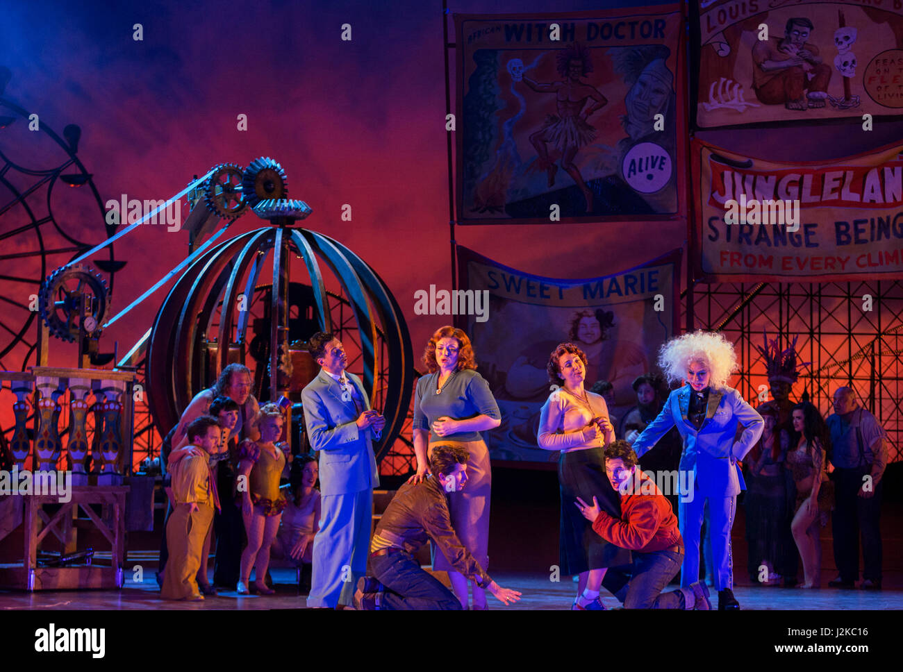 L-r: Randall Williams als Don Alfonso, Randall Bills als Ferrando, Kate Valentine als Fiordiligi, Christine Rice als Dorabella, Marcus Farnsworth als Guglielmo und Mary Bevan als Despina (in der Verkleidung als Arzt). Generalprobe der Wolfgang Amadeus Mozart-Oper "Così Fan Tutte" im Londoner Coliseum. ENO Neuinszenierung von Mozarts schwarze Komödie in der Welt von einer 50er Jahre Coney Island Kirmes gesetzt. Mit Kate Valentine als Fiordiligi, Dorabella, Marcus Farnsworth als Guglielmo, Randall Bills als Ferrando, Mary Bevan als Despina und Roderick Williams als Don Alfonso Christine Reis. Unter der Regie von Phelim Mc Stockfoto