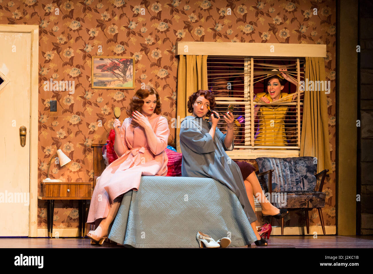 L-r: Kate Valentine als Fiordiligi, Dorabella Christine Reis und Mary Bevan als Despina. Generalprobe der Wolfgang Amadeus Mozart-Oper "Così Fan Tutte" im Londoner Coliseum. ENO Neuinszenierung von Mozarts schwarze Komödie in der Welt von einer 50er Jahre Coney Island Kirmes gesetzt. Mit Kate Valentine als Fiordiligi, Dorabella, Marcus Farnsworth als Guglielmo, Randall Bills als Ferrando, Mary Bevan als Despina und Roderick Williams als Don Alfonso Christine Reis. Unter der Regie von Phelim McDermott, Dirigent: Ryan Wigglesworth. Co-produziert von der English National Opera und der Metropolitan Opera, New Yor Stockfoto
