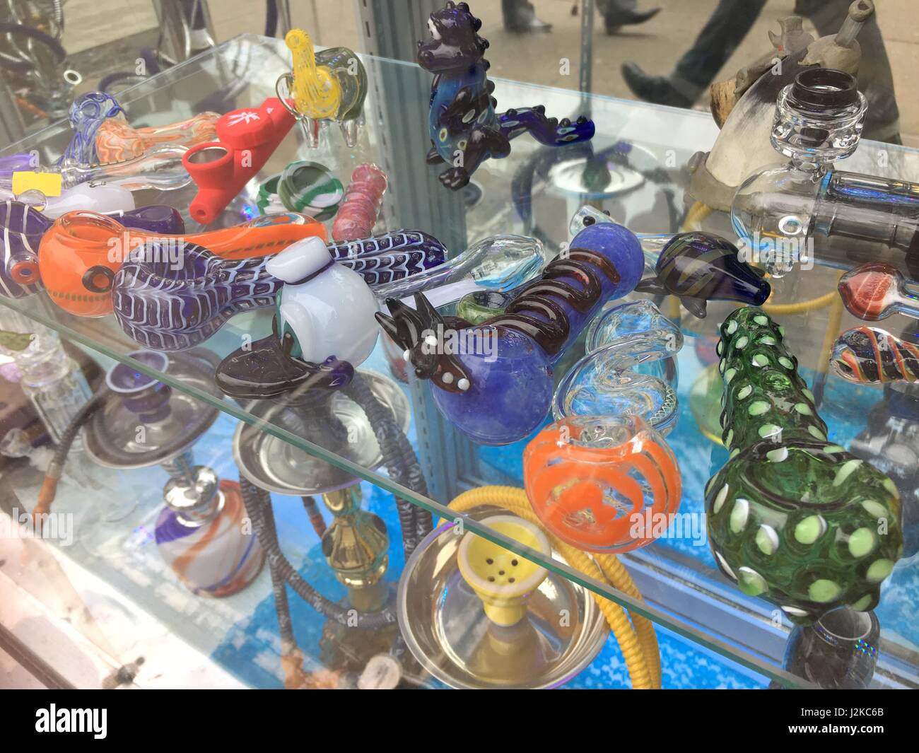 Glasschalen oder Bongs Marihuana in verschiedenen Farben und Designs zu rauchen. Stockfoto