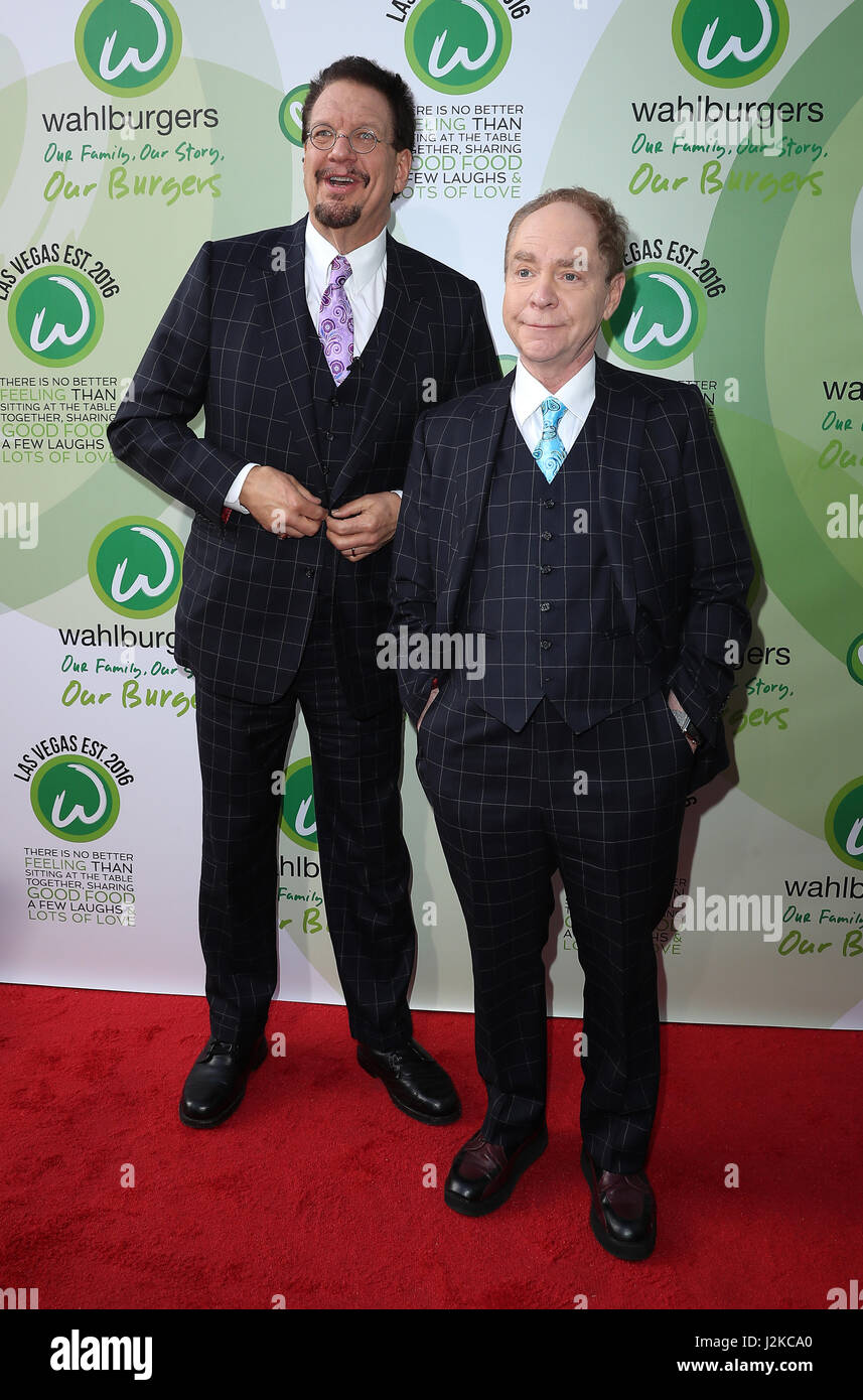 Eröffnung der Wahlburgers am großen Basar Geschäfte im Bally's Las Vegas mit: Penn & Teller wo: Las Vegas, Nevada, Vereinigte Staaten, wann: 28. März 2017 Stockfoto