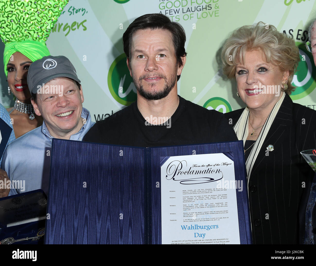 Eröffnung der Wahlburgers am großen Basar Geschäfte im Bally's Las Vegas mit: Paul Wahlberg, Mark Wahlberg, Bürgermeister Carolyn Goodman wo: Las Vegas, Nevada, Vereinigte Staaten, wann: 28. März 2017 Stockfoto